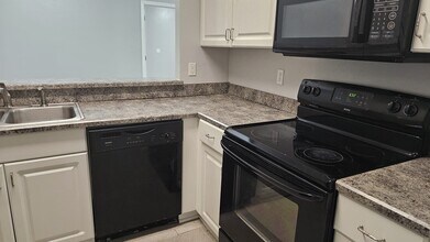110 SW 145th Dr in Newberry, FL - Building Photo - Building Photo