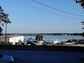 506 W Marina Dr in Emerald Isle, NC - Foto de edificio - Building Photo
