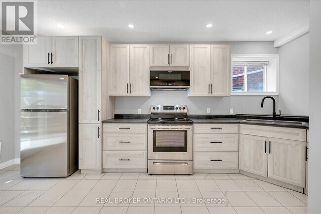 99 Langlaw Dr in Cambridge, ON - Building Photo - Building Photo