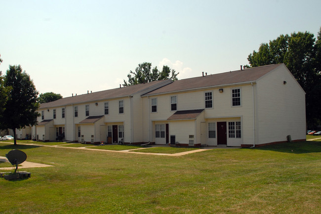 Gateway Townhomes in Essex, MD - Foto de edificio - Building Photo