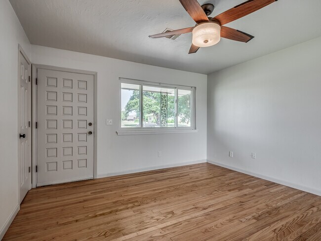 1190 Tim Holt Dr in Harrah, OK - Foto de edificio - Building Photo