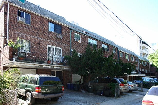 13254-13354 Avery Ave in Flushing, NY - Building Photo - Building Photo