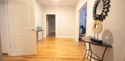 91 Verndale St, Unit 2 in Brookline, MA - Foto de edificio - Building Photo
