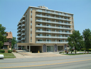 Clifton Park & Clifton House in Cleveland, OH - Foto de edificio - Building Photo