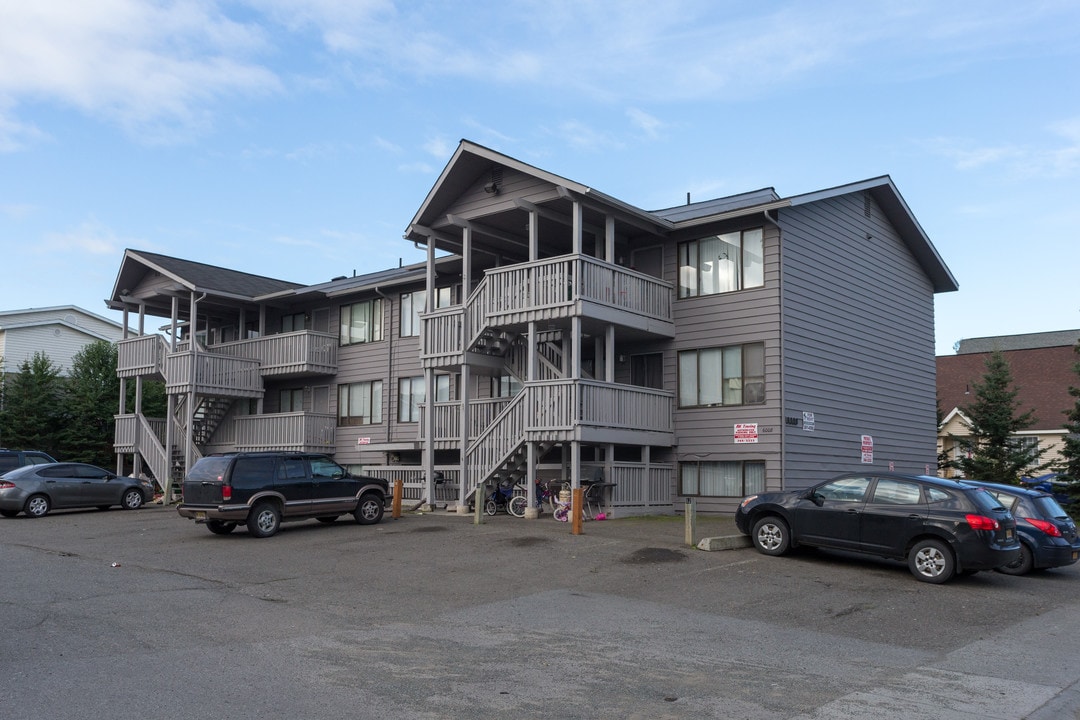 6008 E 12th Ave in Anchorage, AK - Foto de edificio