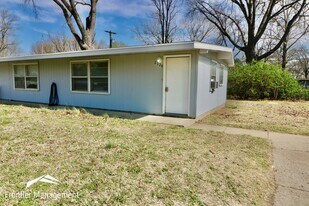 2324 Kraig Rd in Manhattan, KS - Building Photo