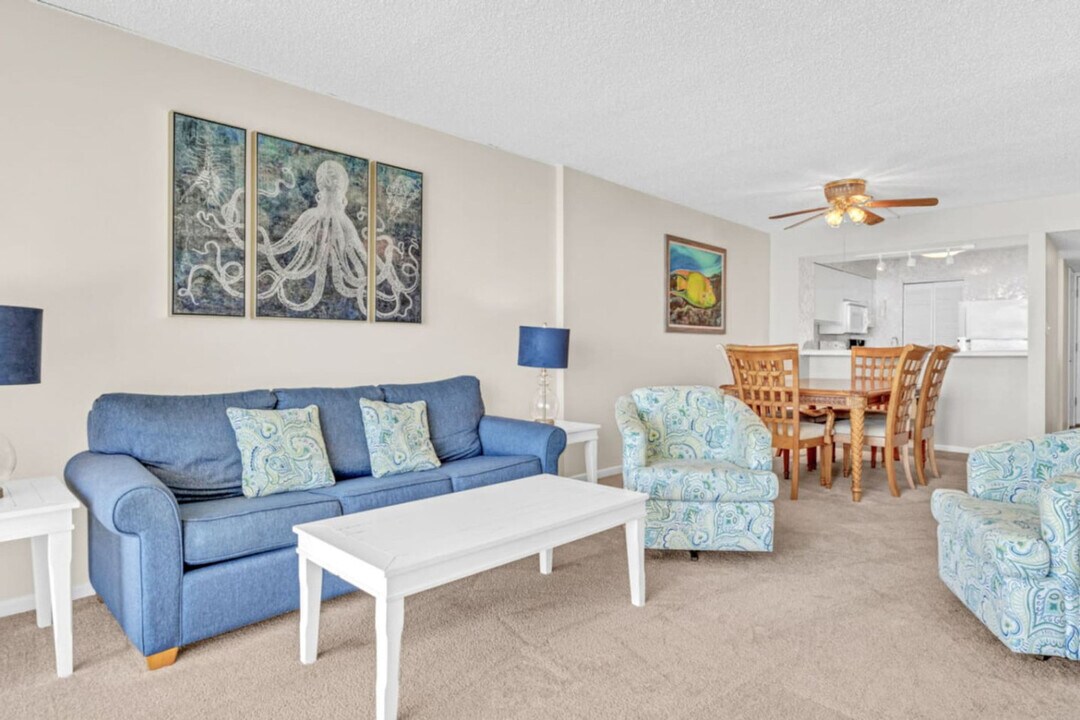 7205 Thomas Dr in Panama City Beach, FL - Building Photo