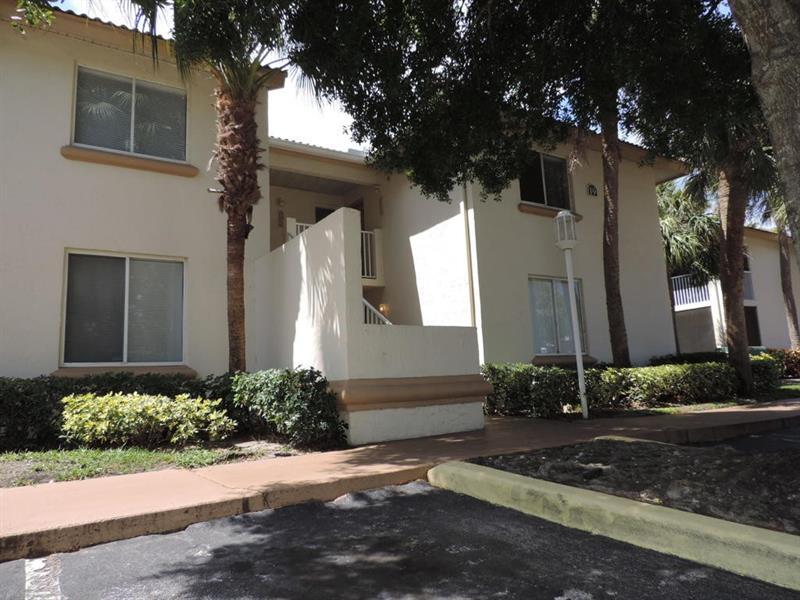 12104 Glenmoor Dr in West Palm Beach, FL - Building Photo