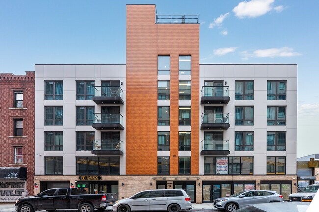 Silver Point Apartments in Woodside, NY - Foto de edificio - Building Photo