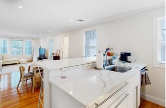 35 Crosby Rd in Chestnut Hill, MA - Foto de edificio - Building Photo