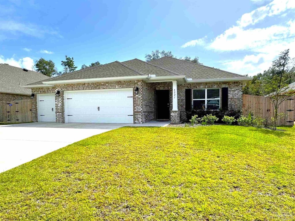 6221 Carson Dr in Milton, FL - Building Photo