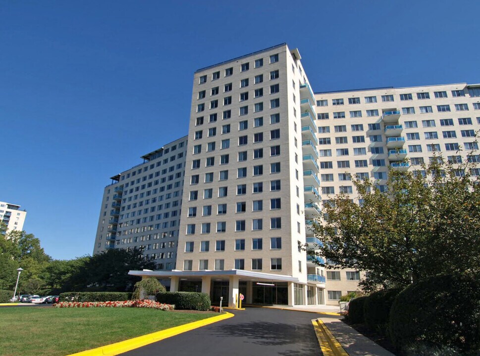 10401 Grosvenor Pl in Rockville, MD - Building Photo