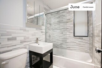 320 Manhattan Ave in New York, NY - Building Photo - Building Photo