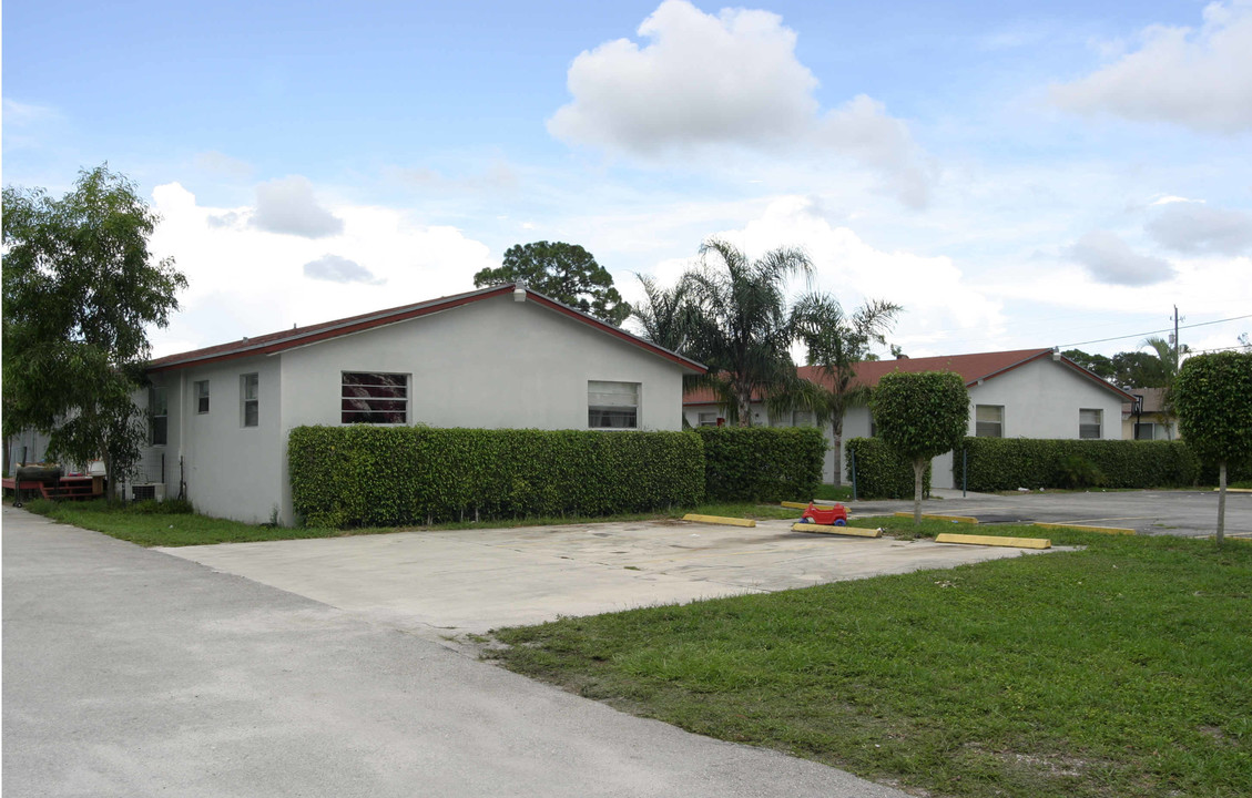 4716 Gulfstream Rd in Lake Worth, FL - Building Photo