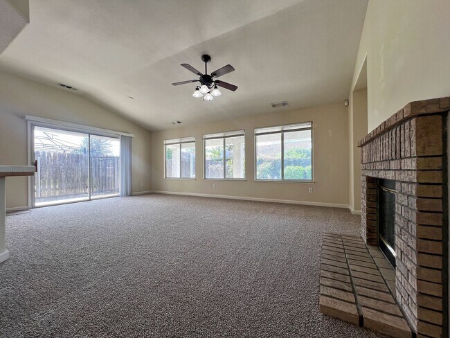 5423 W Cherry Ave in Visalia, CA - Building Photo - Building Photo