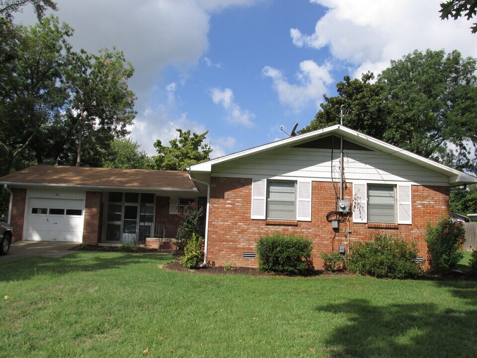 312 SW D St in Bentonville, AR - Building Photo