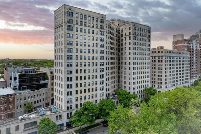 2000 N Lincoln Park W