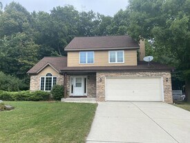 636 W Briarknoll Ct in Saukville, WI - Building Photo