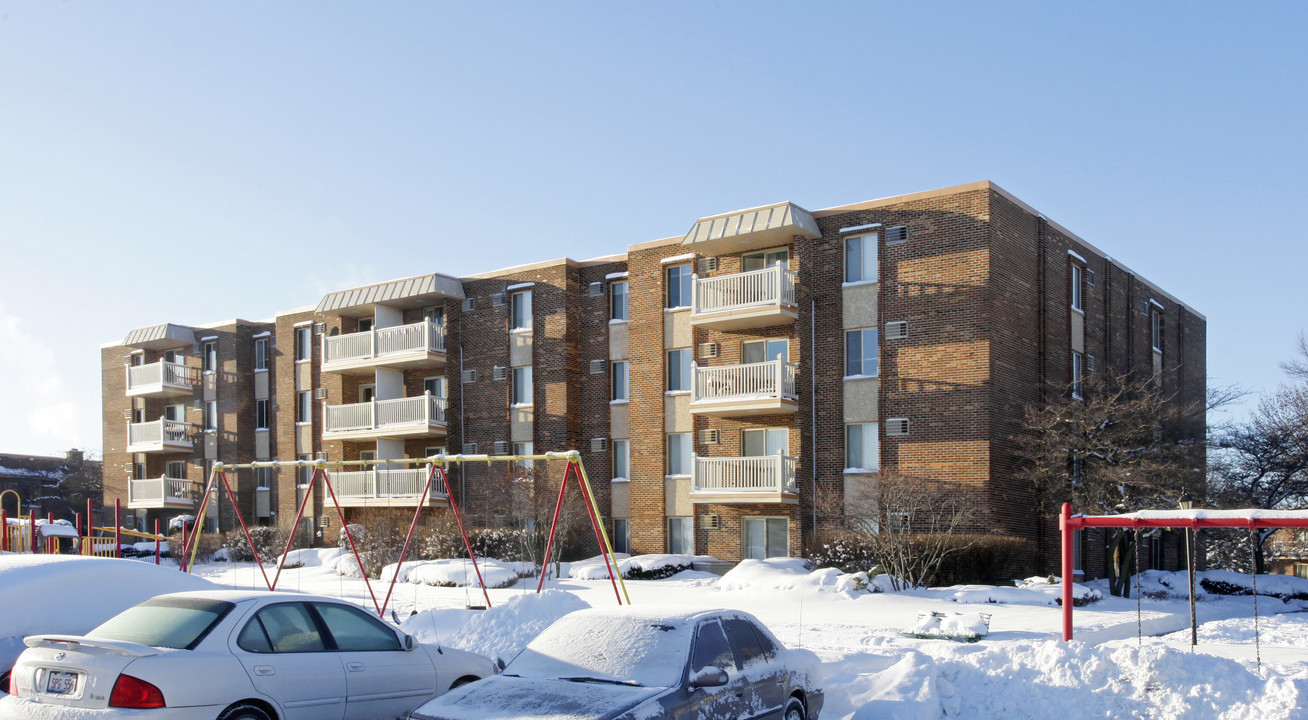 Greenbrier Apartments in Arlington Heights, IL - Building Photo