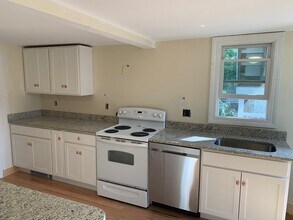 34 Callender Ave in Newport, RI - Foto de edificio - Building Photo