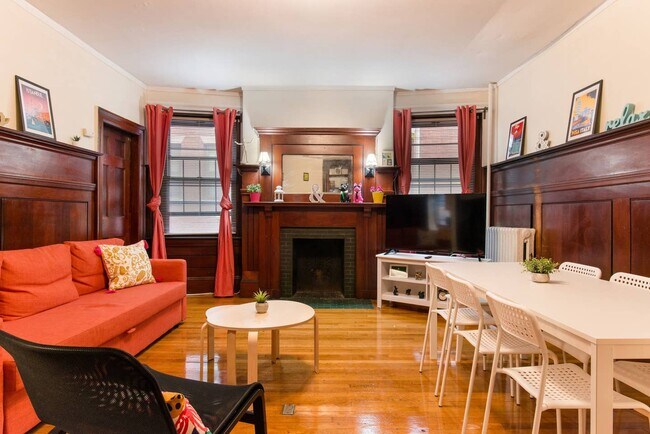 1249 Beacon St, Unit 2 in Brookline, MA - Foto de edificio - Building Photo