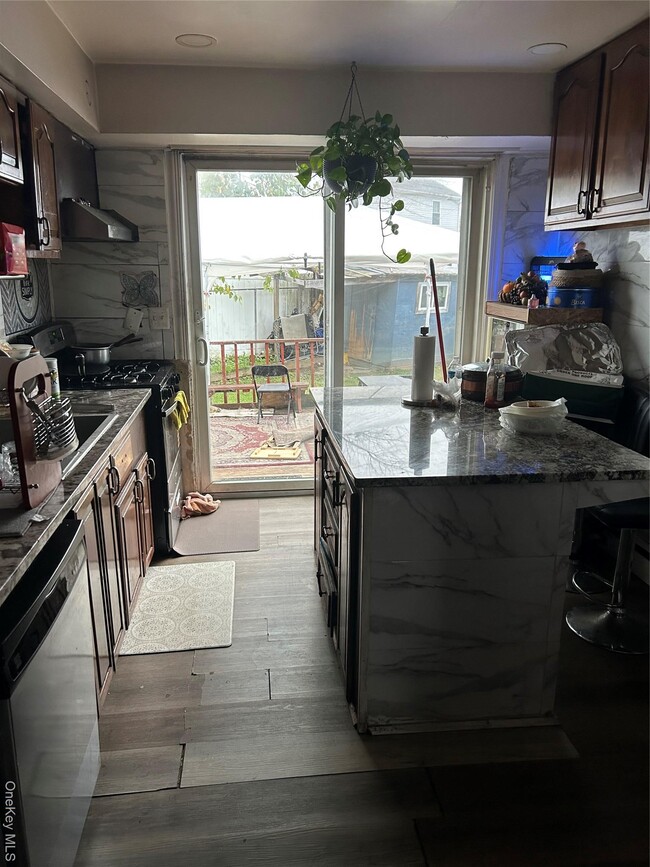 615 Farmingdale Rd in West Babylon, NY - Building Photo - Building Photo