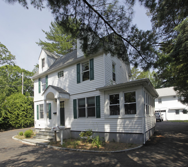 102 Glen Head Rd in Glen Head, NY - Foto de edificio - Building Photo