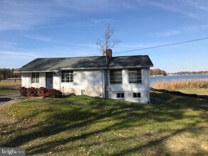 660 Shore Dr in Colonial Beach, VA - Foto de edificio - Building Photo