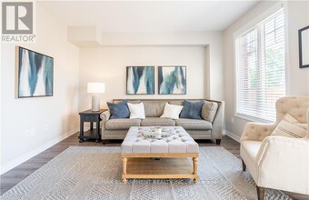 15 Pierre Trudeau Ln in Grimsby, ON - Building Photo - Building Photo