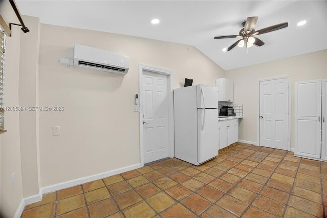 7941 SW 37th Terrace, Unit studio in Miami, FL - Foto de edificio - Building Photo