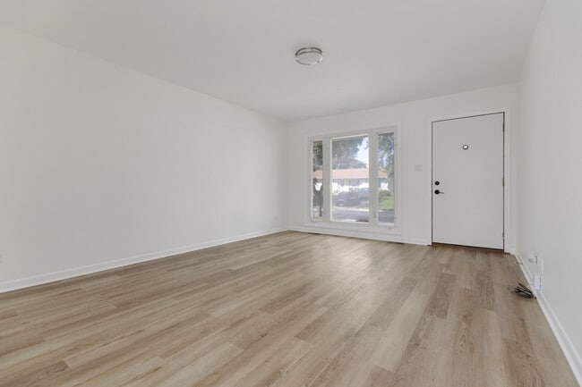 1031 Maple Ln in Elk Grove Village, IL - Building Photo - Building Photo