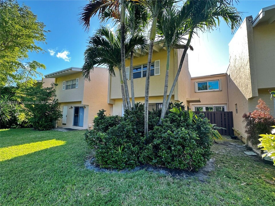 9009 NE 4th Avenue Rd, Unit 9009 in Miami Shores, FL - Foto de edificio