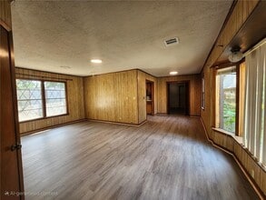 803 N Oneal St, Unit 105 in Caldwell, TX - Foto de edificio - Building Photo