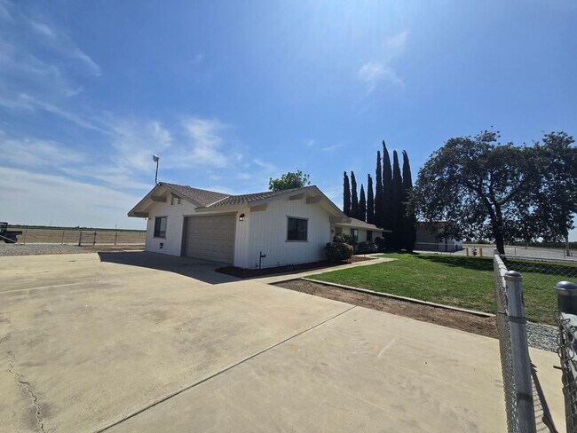 6695 Kent Ave in Hanford, CA - Building Photo - Building Photo