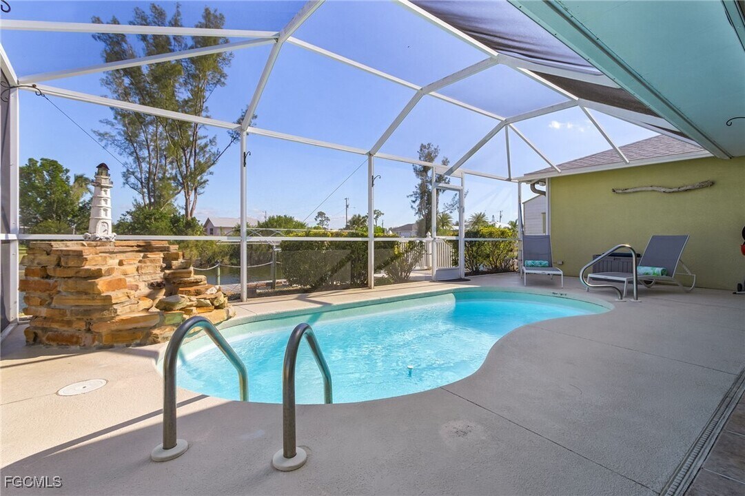 1827 SW 6th Ave in Cape Coral, FL - Foto de edificio