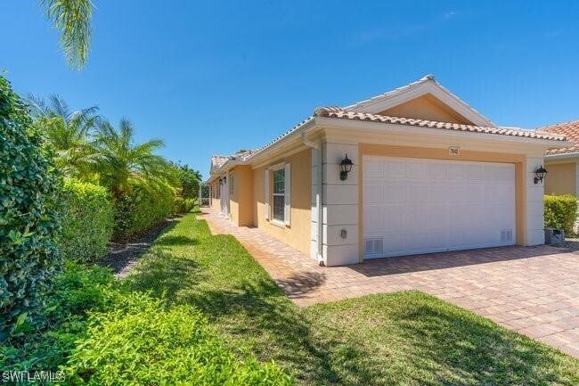 7640 Rozzini Ln in Naples, FL - Building Photo