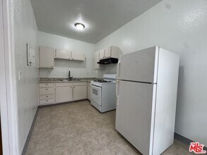 920 S Hobart Blvd in Los Angeles, CA - Foto de edificio - Building Photo