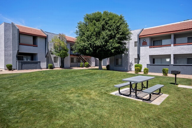 West 35th Apartments in Phoenix, AZ - Building Photo - Building Photo