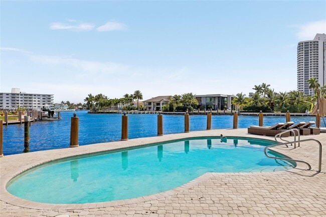 655 Hibiscus Dr in Hallandale Beach, FL - Building Photo - Building Photo