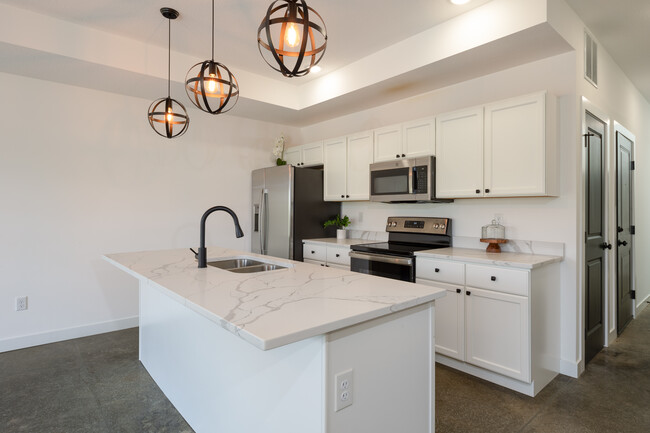 Stoneway Townhome Garage Included in Champaign, IL - Building Photo - Building Photo
