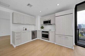 45 SW 9th St, Unit 2101 in Miami, FL - Foto de edificio - Building Photo
