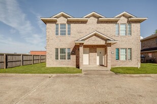 IMMEDIATE MOVE IN!!!  3 bedroom 3 Bathroom Duplex Next Door to Blinn! in Bryan, TX - Building Photo