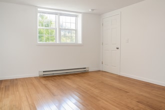 152 Main St, Unit 11 in Sturbridge, MA - Foto de edificio - Building Photo