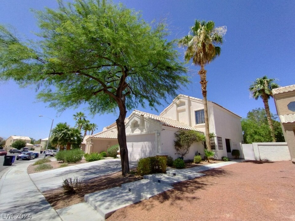 326 Lander Dr in Henderson, NV - Building Photo