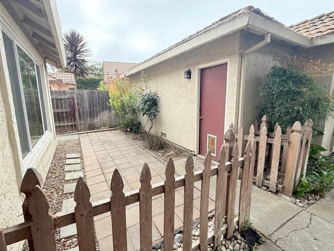 1143 Lerma Ln in Gilroy, CA - Building Photo - Building Photo