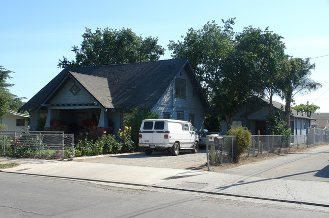 228-230.23 N 7th St in Santa Paula, CA - Building Photo - Building Photo