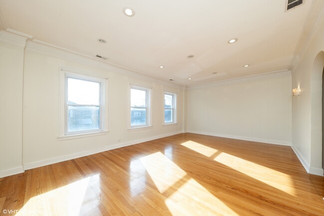 5736 N Richmond St, Unit 2 in Chicago, IL - Foto de edificio - Building Photo