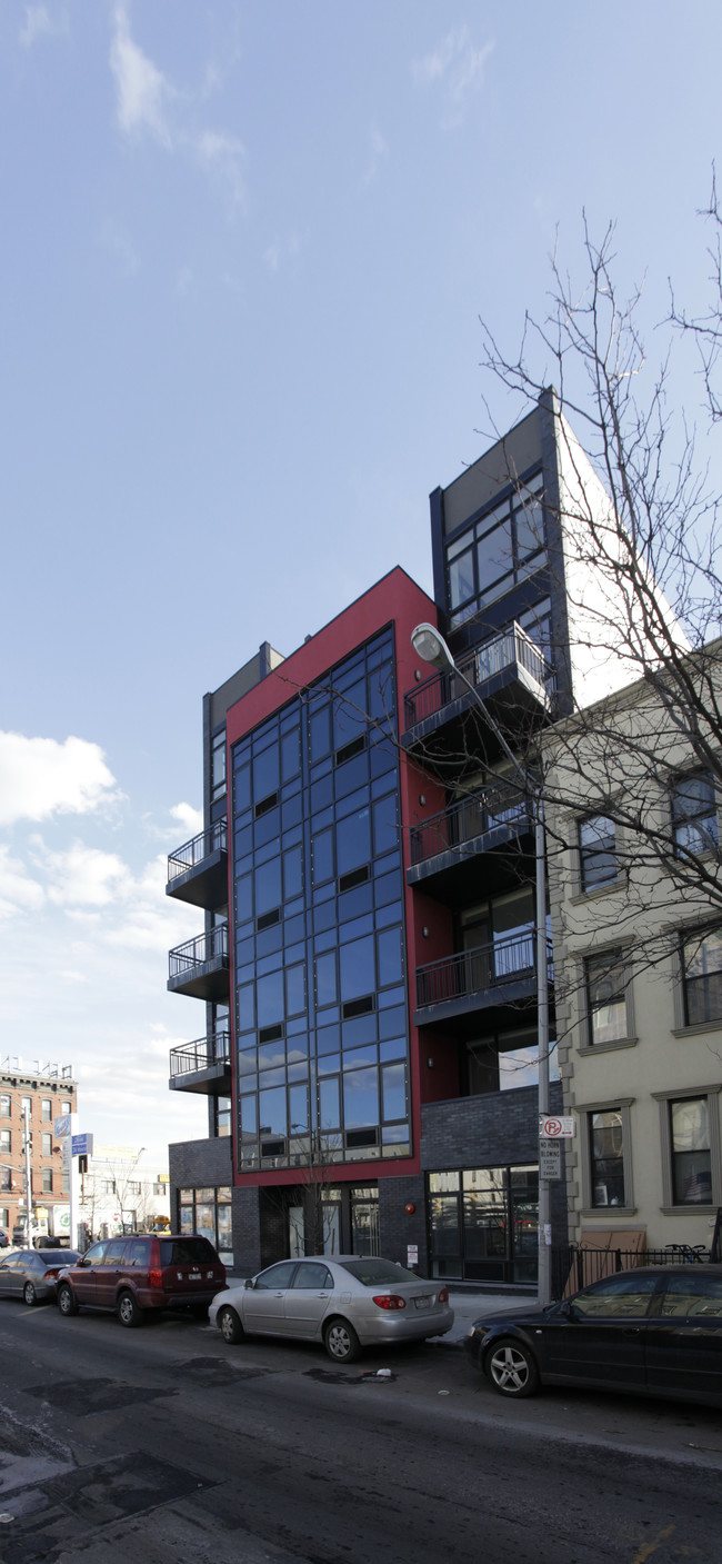 214 Green St in Brooklyn, NY - Foto de edificio - Building Photo