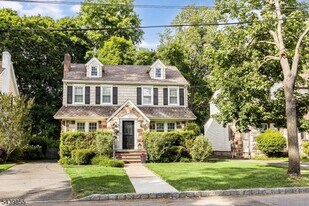 25 Riverview Dr in Montclair, NJ - Building Photo