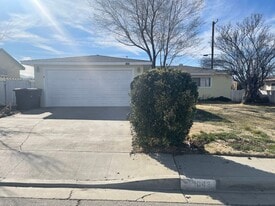 1043 Black Oak Dr in Tehachapi, CA - Building Photo